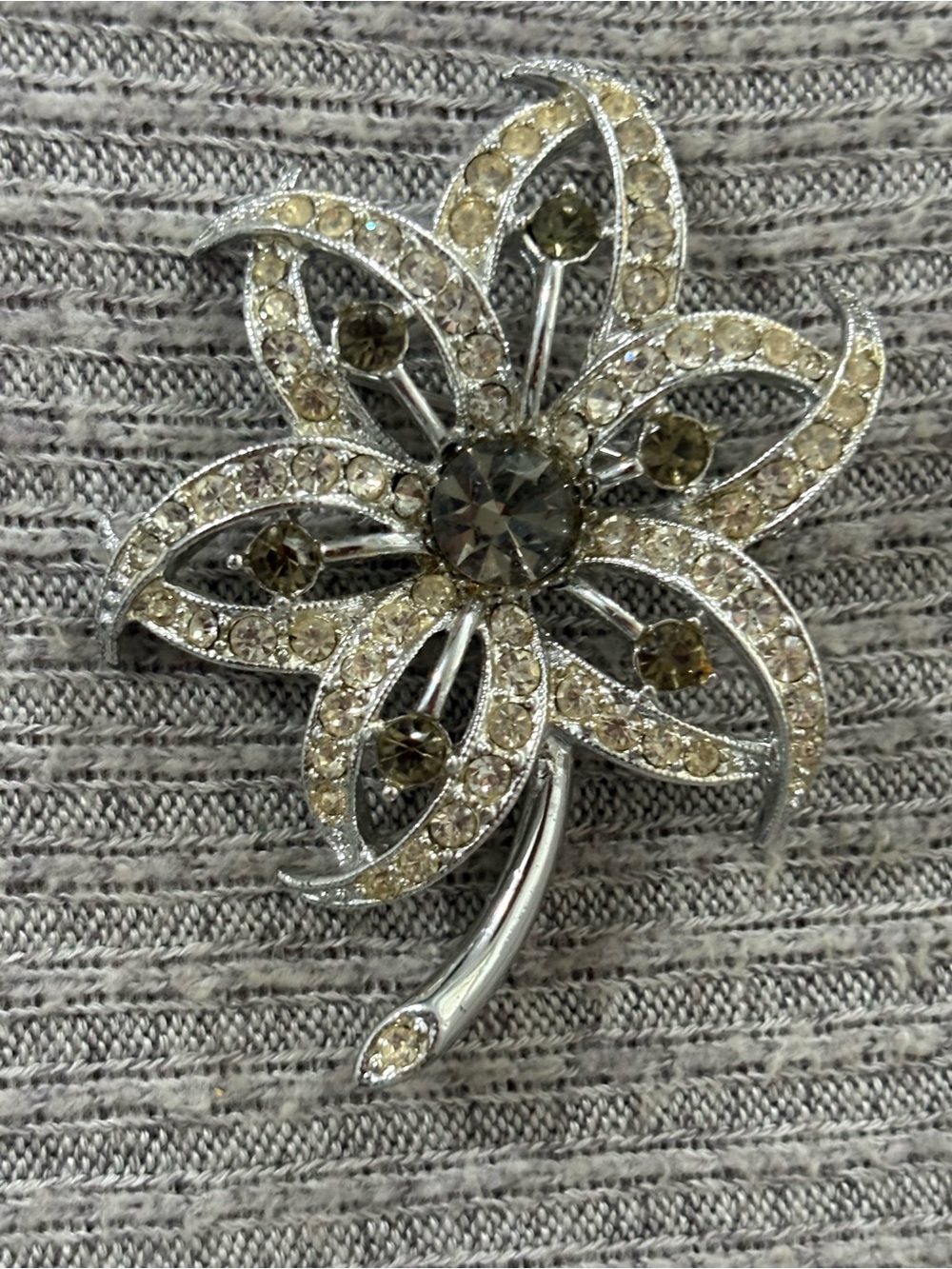 Vintage Sarah Coventry signed clear & gray rhinestone studded floral brooch